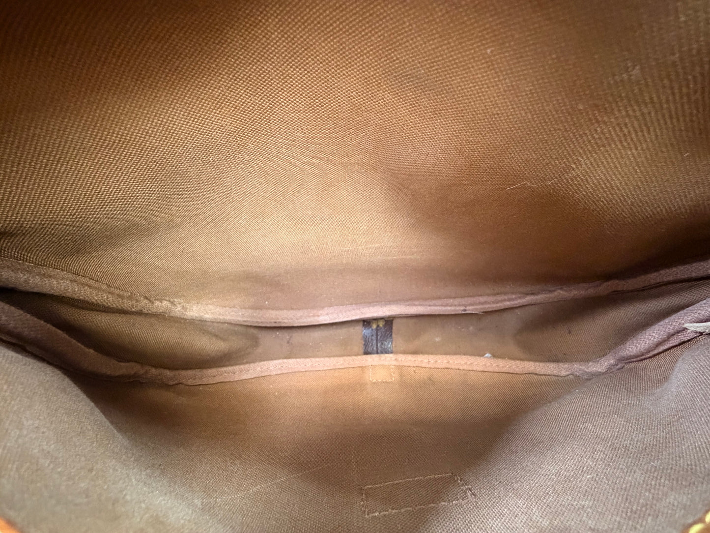 Crossbody Luxury Designer By Louis Vuitton, Size: Medium